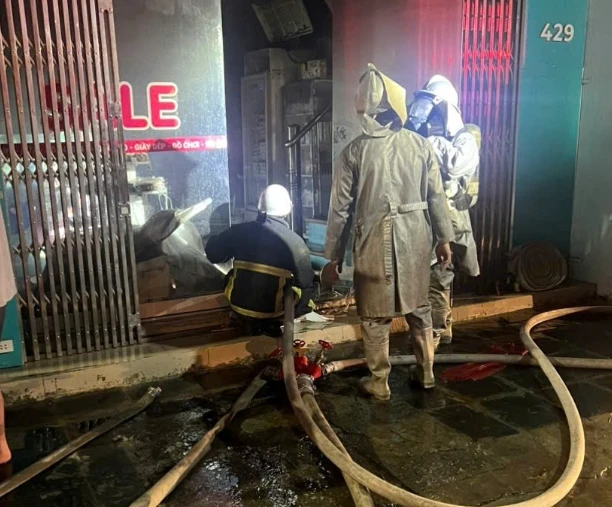 Hà Nội: Cứu cụ già gần 80 tuổi cùng 4 người khỏi vụ cháy nhà trên phố Trương Định Hà Nội: Cứu cụ già gần 80 tuổi cùng 4 người khỏi vụ cháy nhà trên phố Trương Định