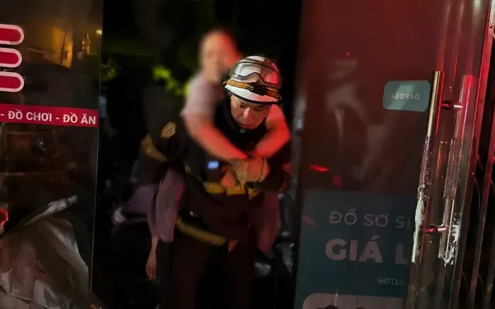 Hà Nội: Cứu cụ già gần 80 tuổi cùng 4 người khỏi vụ cháy nhà trên phố Trương Định Hà Nội: Cứu cụ già gần 80 tuổi cùng 4 người khỏi vụ cháy nhà trên phố Trương Định