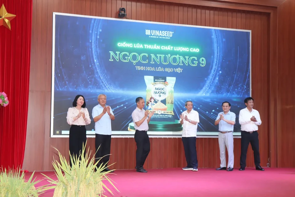 Hà Nội đẩy mạnh cơ giới hóa, mở rộng liên kết tiêu thụ trong sản xuất lúa vụ Xuân 2026 Hà Nội đẩy mạnh cơ giới hóa, mở rộng liên kết tiêu thụ trong sản xuất lúa vụ Xuân 2026