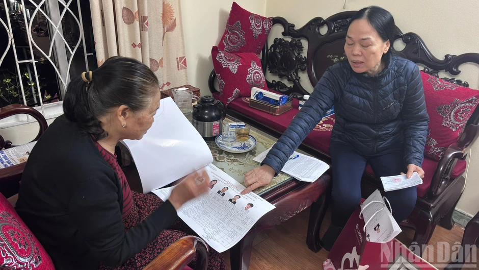 Hà Nội: Đến từng nhà trao thẻ cử tri cho người dân Hà Nội: Đến từng nhà trao thẻ cử tri cho người dân