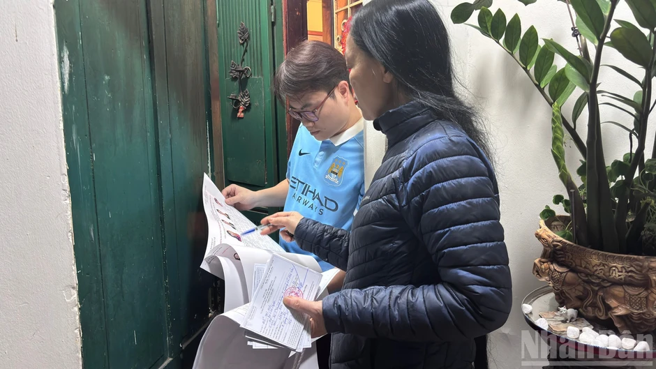 Hà Nội: Đến từng nhà trao thẻ cử tri cho người dân Hà Nội: Đến từng nhà trao thẻ cử tri cho người dân