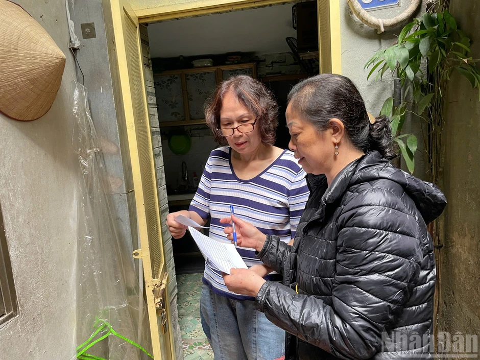 Hà Nội: Đến từng nhà trao thẻ cử tri cho người dân Hà Nội: Đến từng nhà trao thẻ cử tri cho người dân