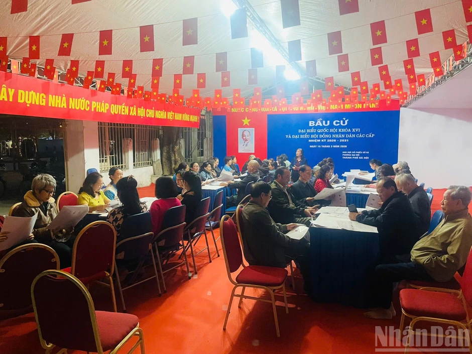 Hà Nội: Đến từng nhà trao thẻ cử tri cho người dân Hà Nội: Đến từng nhà trao thẻ cử tri cho người dân