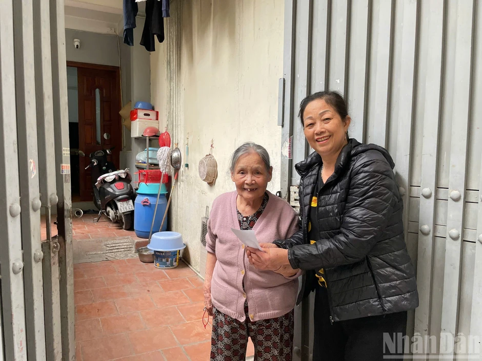 Hà Nội: Đến từng nhà trao thẻ cử tri cho người dân Hà Nội: Đến từng nhà trao thẻ cử tri cho người dân