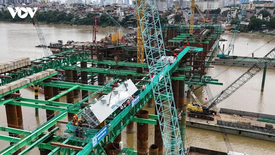 Hà Nội đóng đường đê Long Biên - Xuân Quan ban đêm để thi công cầu Trần Hưng Đạo