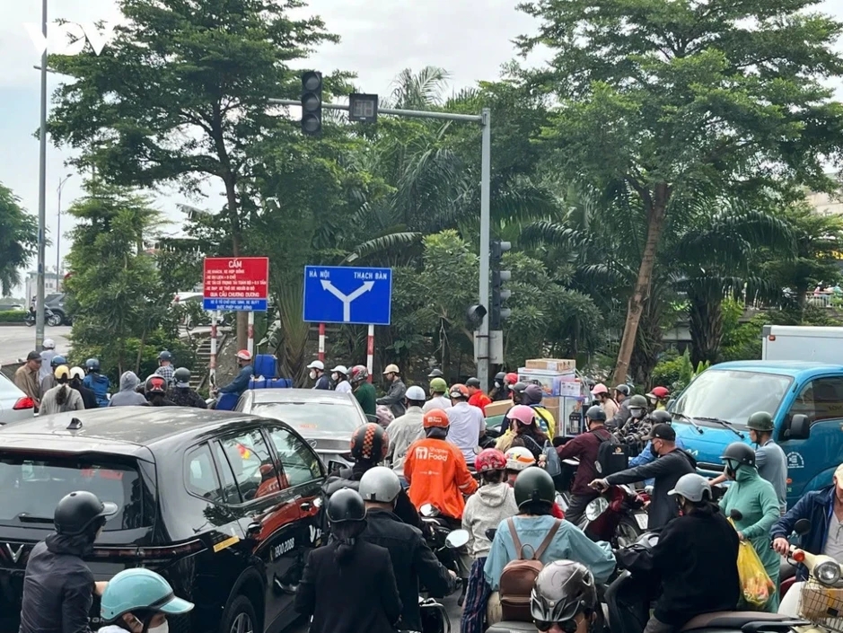 Hà Nội đóng đường đê Long Biên - Xuân Quan ban đêm để thi công cầu Trần Hưng Đạo