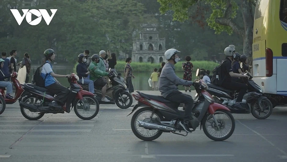 Hà Nội dự kiến hỗ trợ hộ nghèo 20 triệu đồng/cá nhân chuyển đổi phương tiện xanh