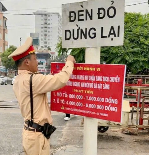 Hà Nội: Gắn biển tuyên truyền mức xử phạt vi phạm tại các đường ngang Hà Nội: Gắn biển tuyên truyền mức xử phạt vi phạm tại các đường ngang