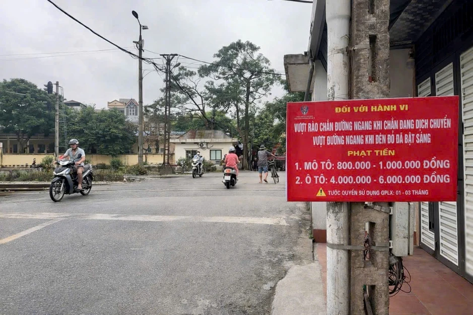 Hà Nội: Gắn biển tuyên truyền mức xử phạt vi phạm tại các đường ngang Hà Nội: Gắn biển tuyên truyền mức xử phạt vi phạm tại các đường ngang