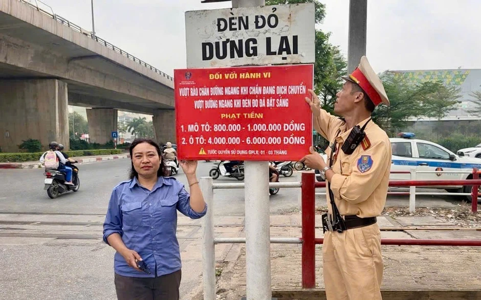 Hà Nội: Gắn biển tuyên truyền mức xử phạt vi phạm tại các đường ngang Hà Nội: Gắn biển tuyên truyền mức xử phạt vi phạm tại các đường ngang