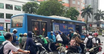 Hà Nội: Hàng chục người nâng ô tô buýt cứu người phụ nữ bị cuốn vào gầm