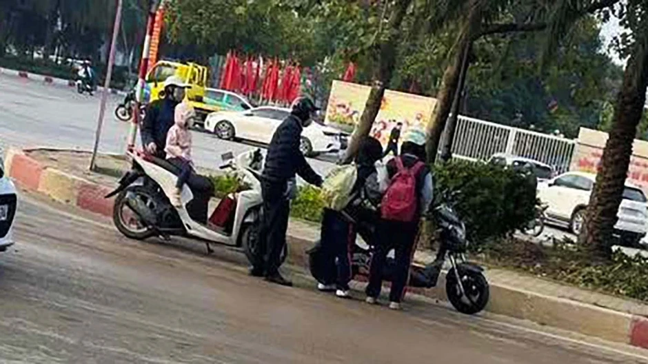 Hà Nội: Hàng loạt người trượt ngã khi lưu thông trên đường Tô Hiệu và Quang Trung Hà Nội: Hàng loạt người trượt ngã khi lưu thông trên đường Tô Hiệu và Quang Trung