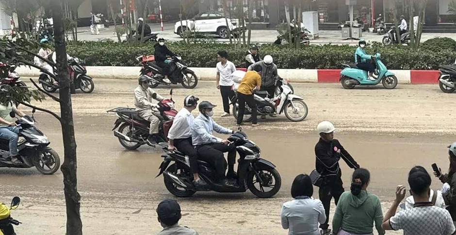 Hà Nội: Hàng loạt người trượt ngã khi lưu thông trên đường Tô Hiệu và Quang Trung Hà Nội: Hàng loạt người trượt ngã khi lưu thông trên đường Tô Hiệu và Quang Trung