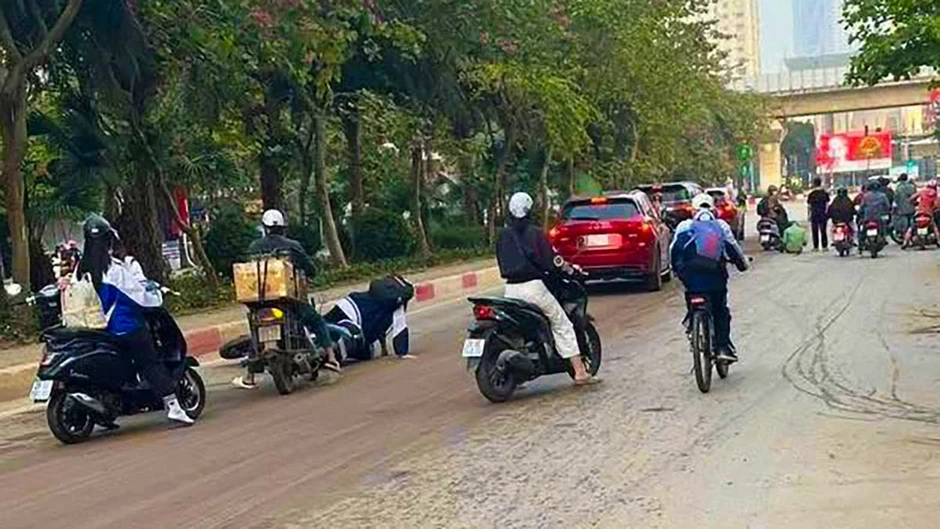 Hà Nội: Hàng loạt người trượt ngã khi lưu thông trên đường Tô Hiệu và Quang Trung Hà Nội: Hàng loạt người trượt ngã khi lưu thông trên đường Tô Hiệu và Quang Trung