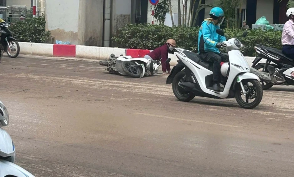 Hà Nội: Hàng loạt người trượt ngã khi lưu thông trên đường Tô Hiệu và Quang Trung Hà Nội: Hàng loạt người trượt ngã khi lưu thông trên đường Tô Hiệu và Quang Trung