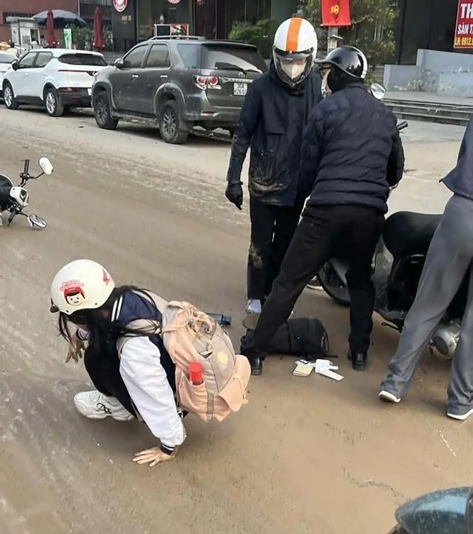 Hà Nội: Hàng loạt người trượt ngã khi lưu thông trên đường Tô Hiệu và Quang Trung Hà Nội: Hàng loạt người trượt ngã khi lưu thông trên đường Tô Hiệu và Quang Trung