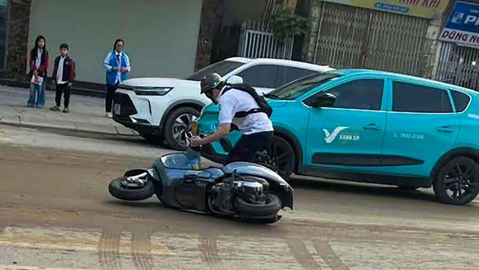 Hà Nội: Hàng loạt người trượt ngã khi lưu thông trên đường Tô Hiệu và Quang Trung Hà Nội: Hàng loạt người trượt ngã khi lưu thông trên đường Tô Hiệu và Quang Trung