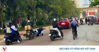 Hà Nội: Hàng loạt người trượt ngã khi lưu thông trên đường Tô Hiệu và Quang Trung
