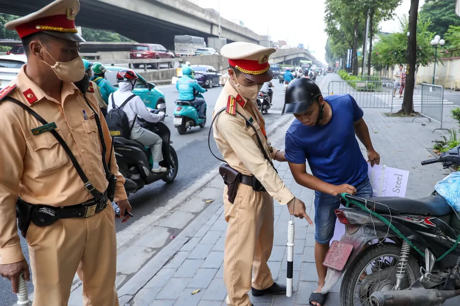 Hà Nội: Hàng loạt tài xế điều khiển xe máy che, dán biển số bị xử phạt Hà Nội: Hàng loạt tài xế điều khiển xe máy che, dán biển số bị xử phạt