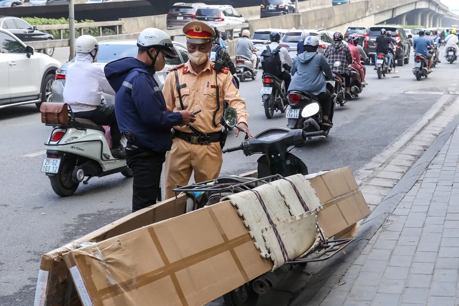 Hà Nội: Hàng loạt tài xế điều khiển xe máy che, dán biển số bị xử phạt Hà Nội: Hàng loạt tài xế điều khiển xe máy che, dán biển số bị xử phạt