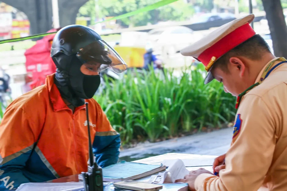 Hà Nội: Hàng loạt tài xế điều khiển xe máy che, dán biển số bị xử phạt Hà Nội: Hàng loạt tài xế điều khiển xe máy che, dán biển số bị xử phạt