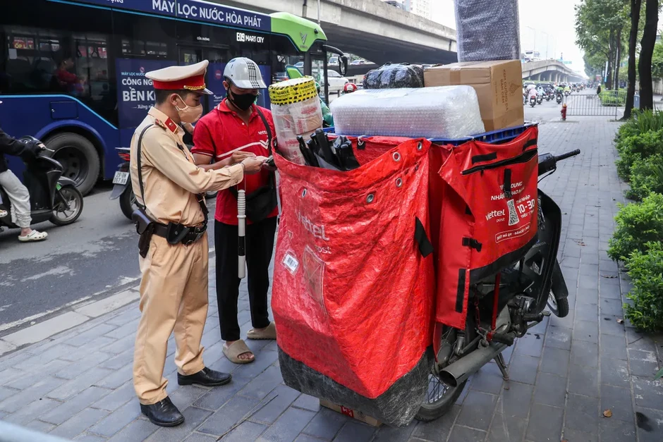 Hà Nội: Hàng loạt tài xế điều khiển xe máy che, dán biển số bị xử phạt Hà Nội: Hàng loạt tài xế điều khiển xe máy che, dán biển số bị xử phạt