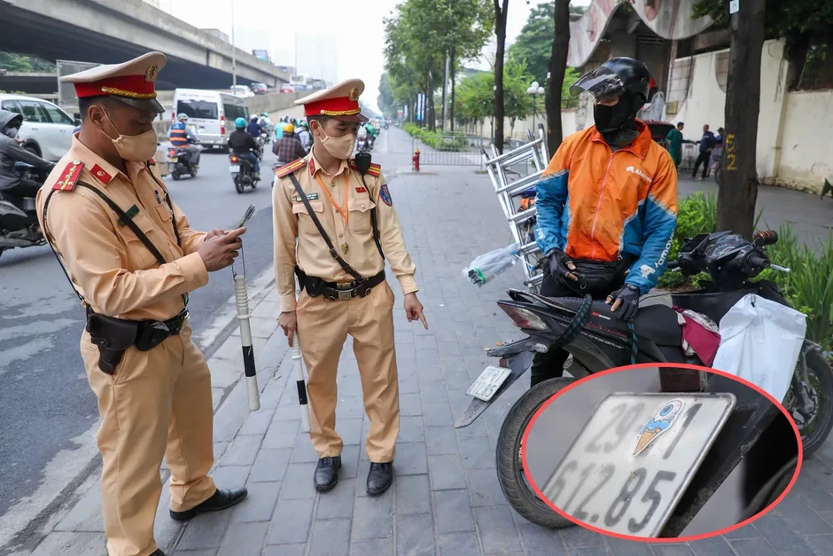 Hà Nội: Hàng loạt tài xế điều khiển xe máy che, dán biển số bị xử phạt Hà Nội: Hàng loạt tài xế điều khiển xe máy che, dán biển số bị xử phạt