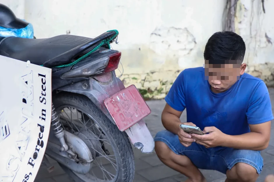 Hà Nội: Hàng loạt tài xế điều khiển xe máy che, dán biển số bị xử phạt Hà Nội: Hàng loạt tài xế điều khiển xe máy che, dán biển số bị xử phạt