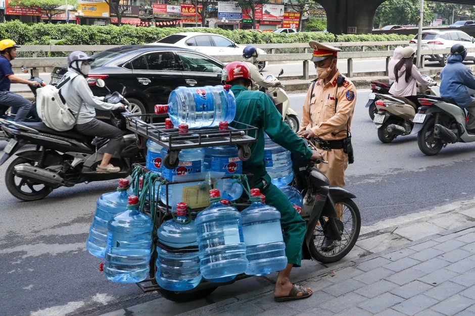 Hà Nội: Hàng loạt tài xế điều khiển xe máy che, dán biển số bị xử phạt Hà Nội: Hàng loạt tài xế điều khiển xe máy che, dán biển số bị xử phạt