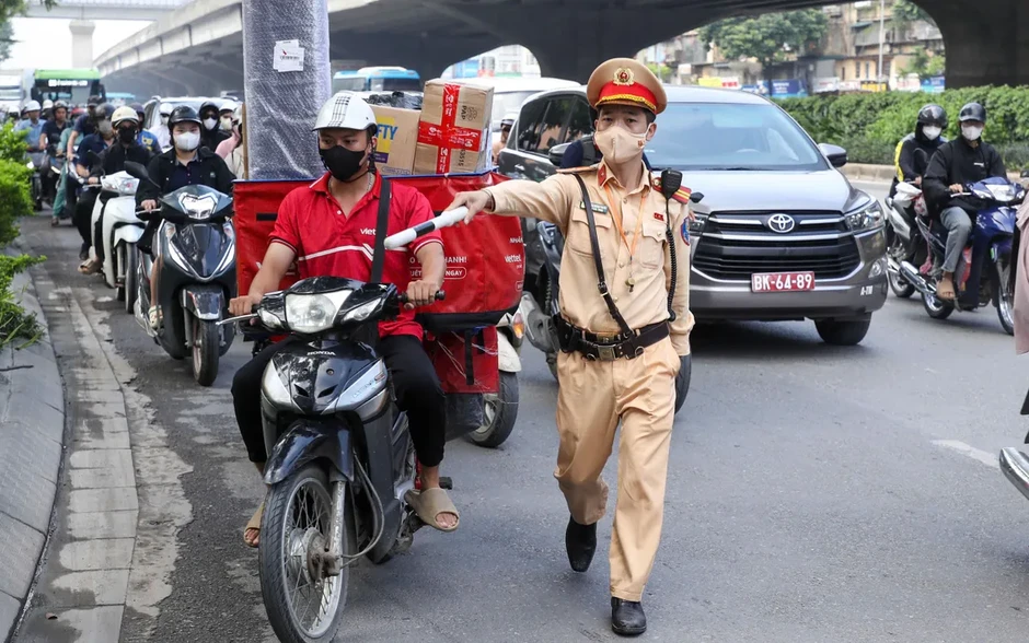 Hà Nội: Hàng loạt tài xế điều khiển xe máy che, dán biển số bị xử phạt Hà Nội: Hàng loạt tài xế điều khiển xe máy che, dán biển số bị xử phạt