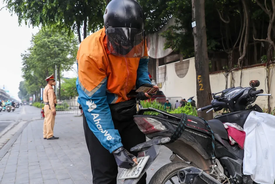 Hà Nội: Hàng loạt tài xế điều khiển xe máy che, dán biển số bị xử phạt Hà Nội: Hàng loạt tài xế điều khiển xe máy che, dán biển số bị xử phạt