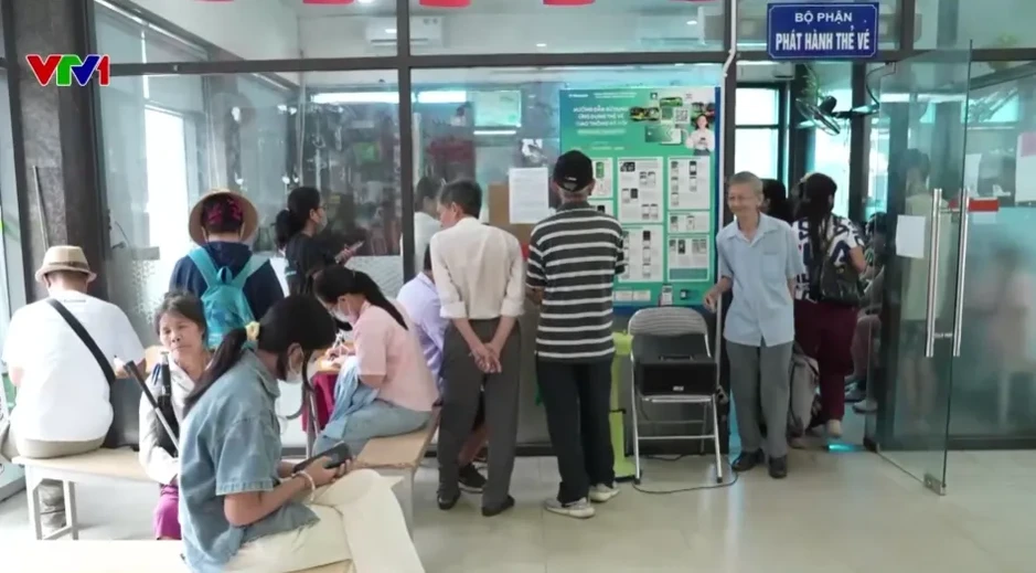 Hà Nội hỗ trợ người cao tuổi đổi thẻ vé điện tử, có thể dùng căn cước gắn chip đi xe buýt Hà Nội hỗ trợ người cao tuổi đổi thẻ vé điện tử, có thể dùng căn cước gắn chip đi xe buýt