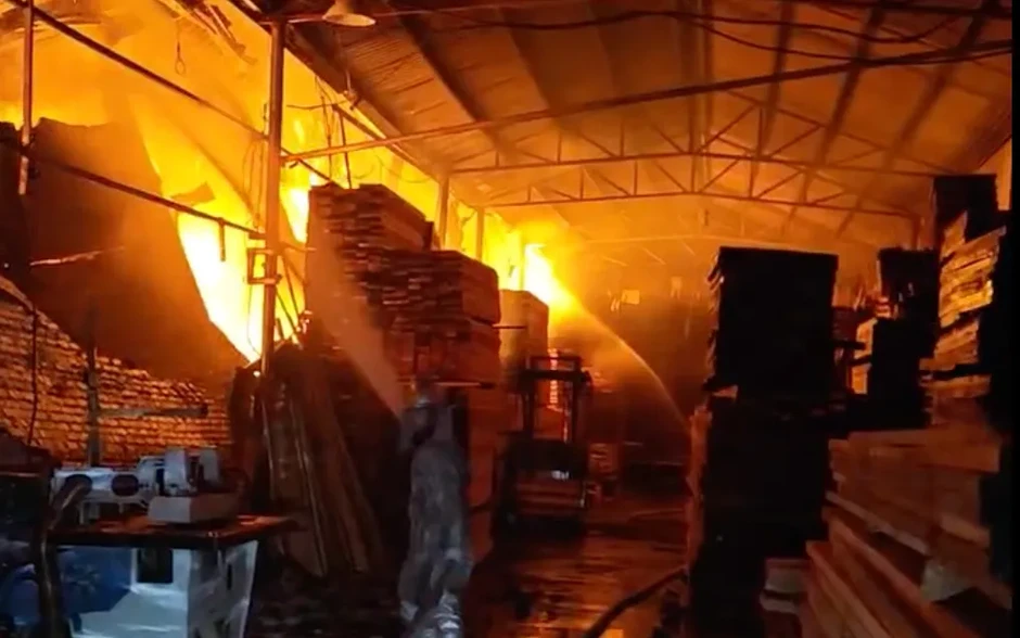 Hà Nội: Huy động gần 10 xe chuyên dụng dập tắt đám cháy nhà dân trong khu công nghiệp Hà Nội: Huy động gần 10 xe chuyên dụng dập tắt đám cháy nhà dân trong khu công nghiệp