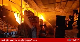 Hà Nội: Huy động gần 10 xe chuyên dụng dập tắt đám cháy nhà dân trong khu công nghiệp
