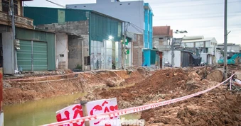 Hà Nội khắc phục hố sâu ven Quốc lộ 6, làm rõ nguyên nhân thi công 'xôi đỗ'