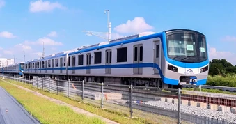 Hà Nội không phải vay tiền để làm metro?