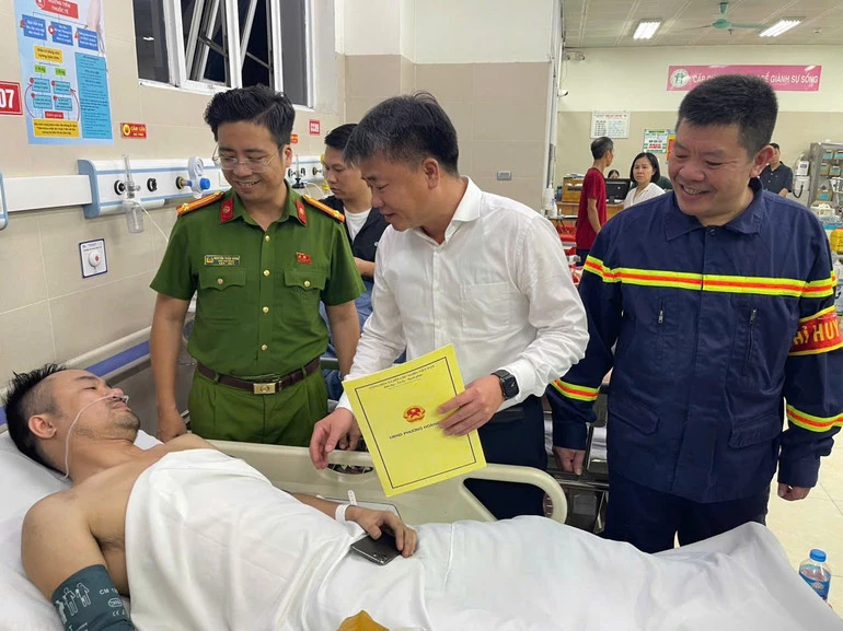 Hà Nội: Kịp thời cứu 7 người mắc kẹt trong vụ cháy nhà 7 tầng trên phố Lĩnh Nam