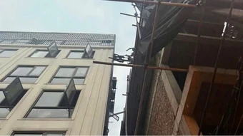 Hà Nội: Kịp thời cứu 7 người mắc kẹt trong vụ cháy nhà 7 tầng trên phố Lĩnh Nam
