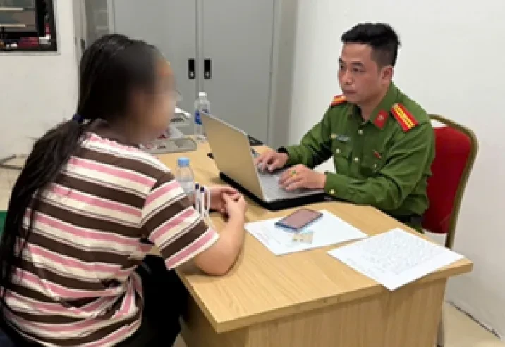 Hà Nội: Kịp thời ngăn nữ sinh bán 114 chỉ vàng vì tin lời ''hỗ trợ du học'' trên mạng Hà Nội: Kịp thời ngăn nữ sinh bán 114 chỉ vàng vì tin lời ''hỗ trợ du học'' trên mạng