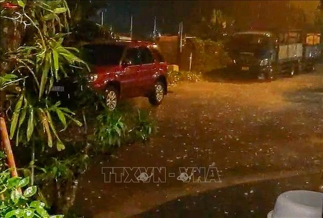 Hà Nội: Mưa đá bất ngờ tối 2/5, cảnh báo dông lốc diện rộng Hà Nội: Mưa đá bất ngờ tối 2/5, cảnh báo dông lốc diện rộng