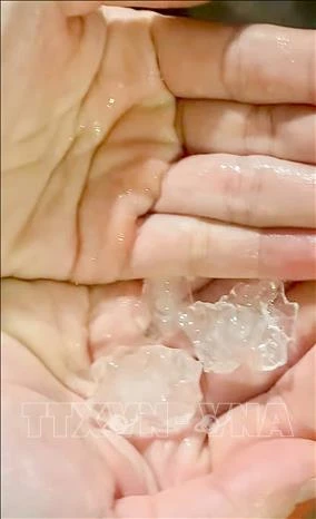 Hà Nội: Mưa đá bất ngờ tối 2/5, cảnh báo dông lốc diện rộng Hà Nội: Mưa đá bất ngờ tối 2/5, cảnh báo dông lốc diện rộng