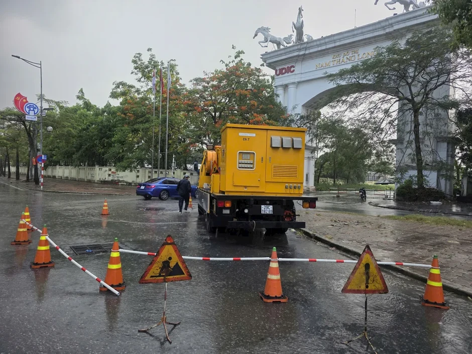 Hà Nội mưa dông cục bộ, nhiều tuyến phố úng ngập Hà Nội mưa dông cục bộ, nhiều tuyến phố úng ngập