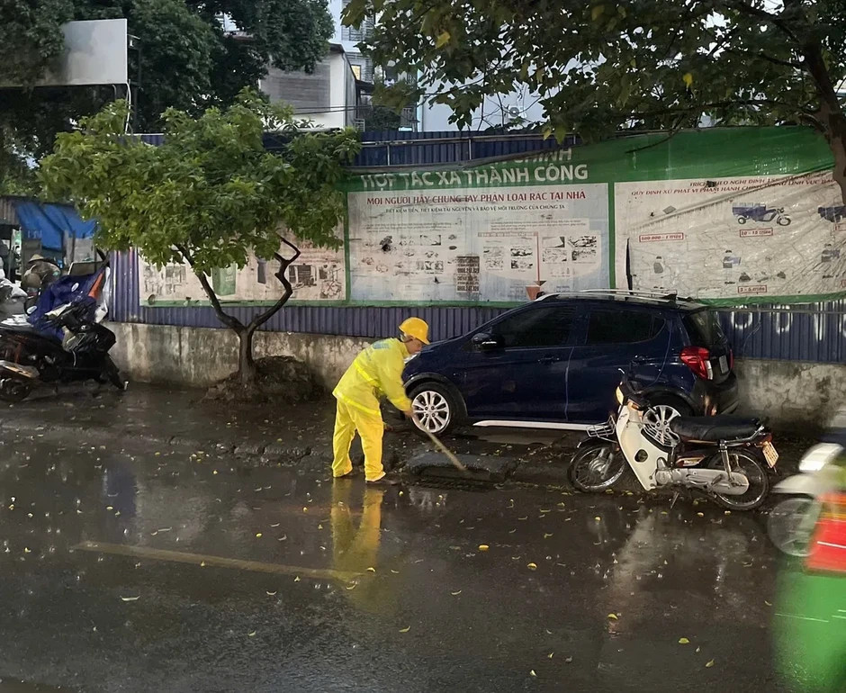 Hà Nội mưa dông cục bộ, nhiều tuyến phố úng ngập Hà Nội mưa dông cục bộ, nhiều tuyến phố úng ngập