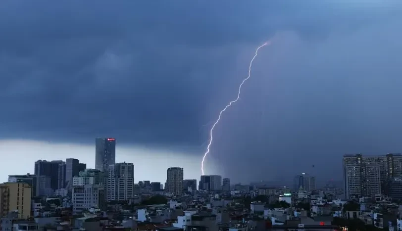Hà Nội mưa dông cục bộ, nhiều tuyến phố úng ngập Hà Nội mưa dông cục bộ, nhiều tuyến phố úng ngập