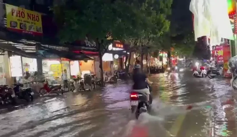 Hà Nội mưa dông cục bộ, nhiều tuyến phố úng ngập Hà Nội mưa dông cục bộ, nhiều tuyến phố úng ngập