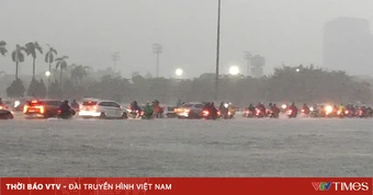 Hà Nội mưa dông cục bộ, nhiều tuyến phố úng ngập