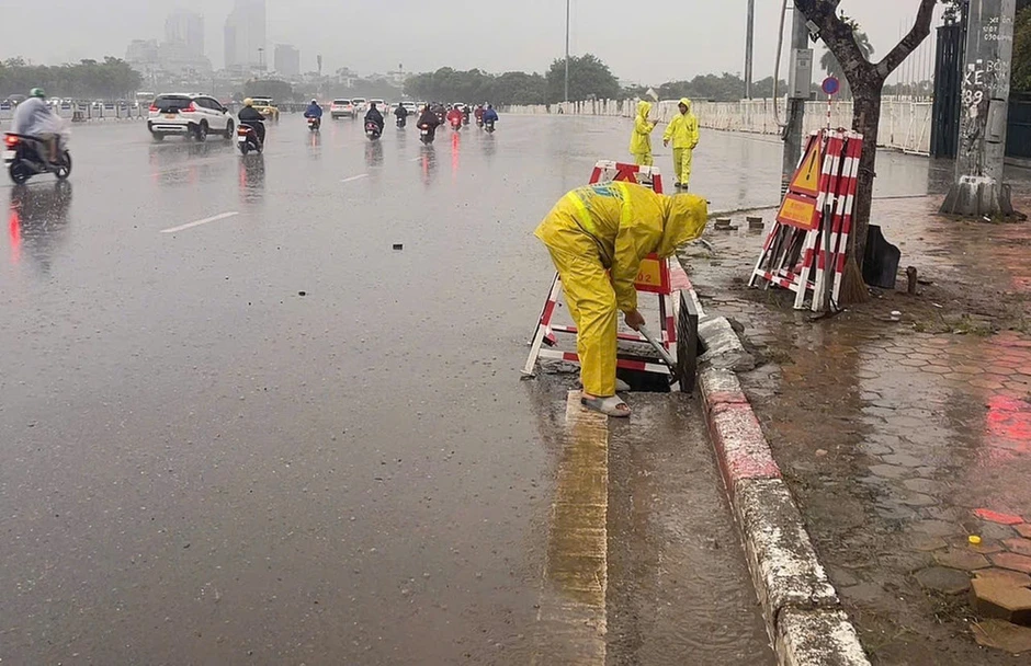 Hà Nội: Mưa lớn gây ngập một số tuyến phố, nước rút nhanh Hà Nội: Mưa lớn gây ngập một số tuyến phố, nước rút nhanh
