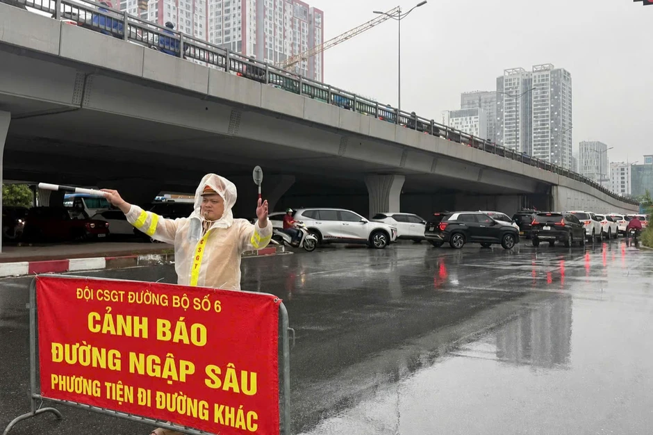 Hà Nội: Mưa lớn kéo dài, nhiều tuyến phố ngập, giao thông ùn ứ Hà Nội: Mưa lớn kéo dài, nhiều tuyến phố ngập, giao thông ùn ứ