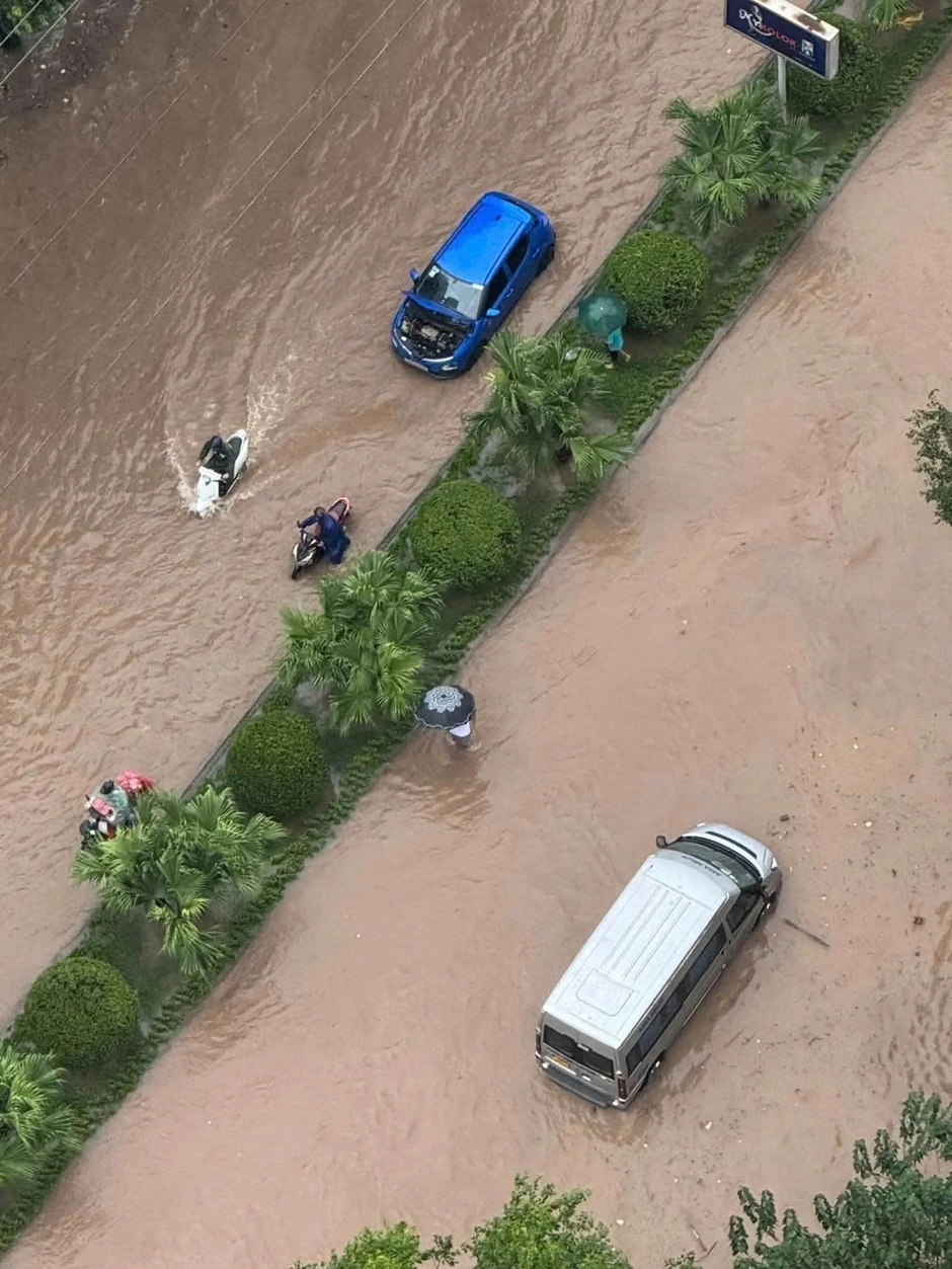 Hà Nội: Mưa lớn kéo dài, nhiều tuyến phố ngập, giao thông ùn ứ Hà Nội: Mưa lớn kéo dài, nhiều tuyến phố ngập, giao thông ùn ứ
