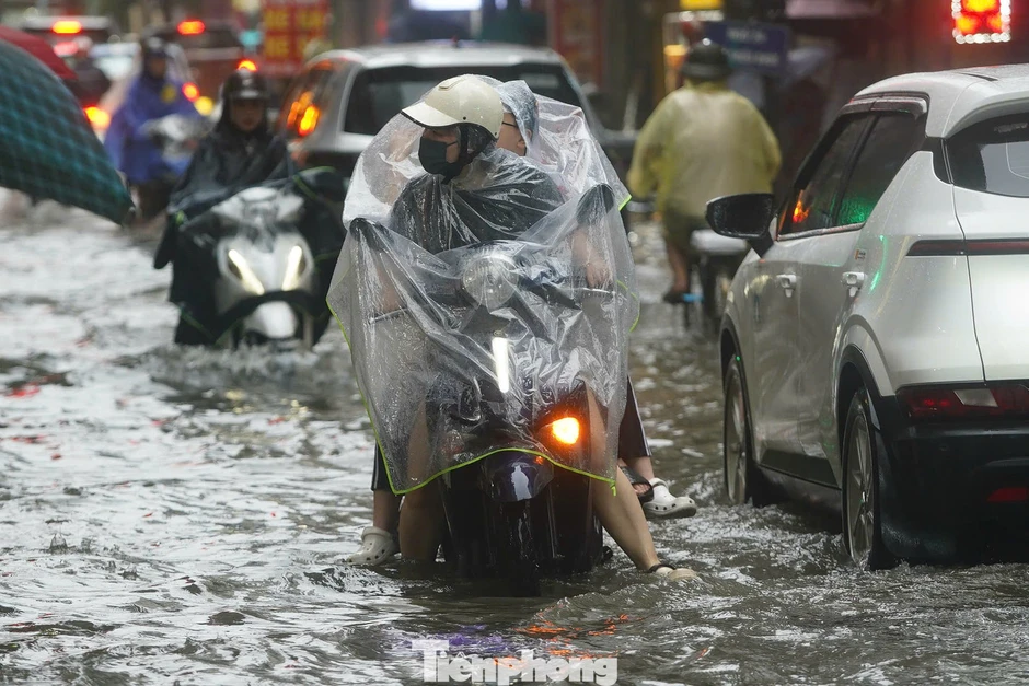 Hà Nội: Mưa lớn kéo dài, nhiều tuyến phố ngập, giao thông ùn ứ Hà Nội: Mưa lớn kéo dài, nhiều tuyến phố ngập, giao thông ùn ứ